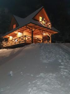 新塔尔格Domek w górach pod Jodłami的雪中的一个小木屋