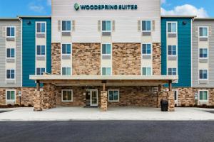莫米WoodSpring Suites Toledo Maumee的带有木工装置读号的建筑物