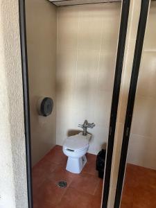 Lerma de VilladaHotel Lerma的一间位于摊位的卫生间浴室