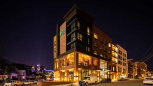 夏洛特Holiday Inn Express & Suites - Charlotte - South End, an IHG Hotel的夜幕降临的城市街道上