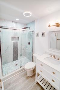 棕榈岛Palm Paradise的带淋浴、卫生间和盥洗盆的浴室