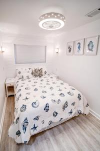 棕榈岛Palm Paradise的一间卧室配有一张带蓝色和白色棉被的床