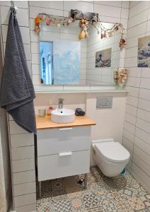 大加那利岛拉斯帕尔马斯La Casa de Koko的一间带水槽、卫生间和镜子的浴室