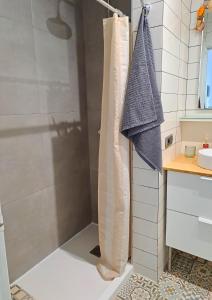 大加那利岛拉斯帕尔马斯La Casa de Koko的浴室内配有淋浴帘。