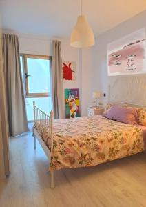 大加那利岛拉斯帕尔马斯La Casa de Koko的一间卧室配有一张带黄色床罩的大床