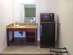 弗雷斯诺行政旅馆的一间带水槽、微波炉和冰箱的浴室
