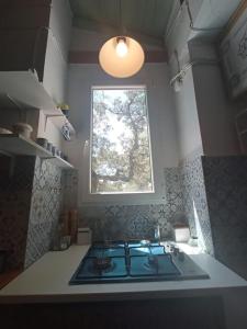 伊格拉德拉谢拉El Charcón的厨房配有炉灶和窗户。