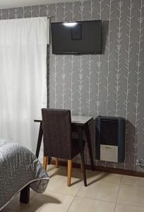 布拉加多Hotel Miceli的一间卧室配有书桌、电视和床。