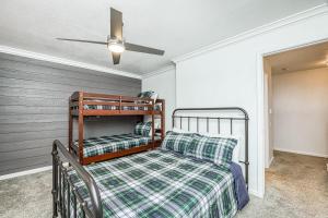 LakeshoreHuntington Lake Condo 115的一间卧室配有一张床和吊扇