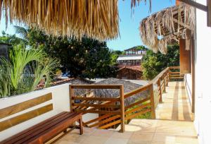 杰里科科拉精致别墅旅舍的阳台配有长椅和棕榈伞
