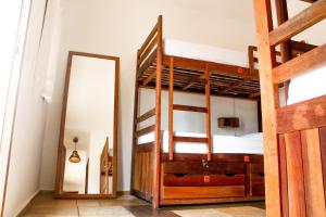 杰里科科拉精致别墅旅舍的一间卧室配有两张双层床和镜子