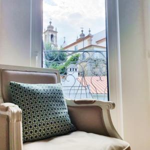 塞亚O 21 da Vila的靠窗前带枕头的椅子