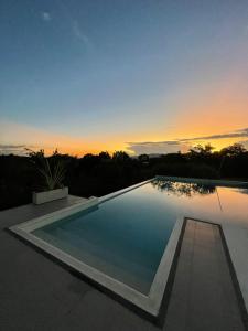 金巴亚Torcaza Casa de Campo的一座享有日落美景的游泳池