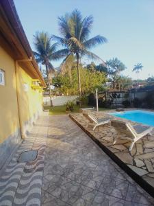 帕拉蒂Pousada Vila do Sonho的一个带游泳池和棕榈树的度假村