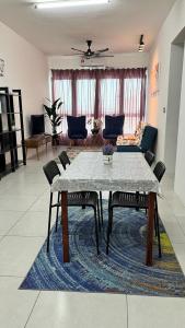 北赖D Naurah Meritus Guesthouse的客厅配有桌椅
