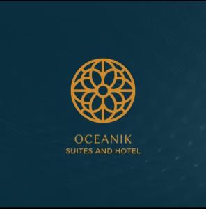 瓜亚基尔OCEANIk SUITES & HOTEL的海洋套房和酒店的标志