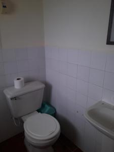 Isla de SolInka Wasi的白色的浴室设有卫生间和水槽。