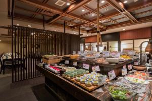 神户寓格斯三思华宇温泉月光园酒店的包含多种不同食物的自助餐