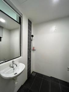 波德申Private Condo Port Dickson Waterfront的一间带水槽和镜子的浴室