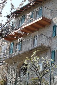 特雷莫西内瑞斯蒂卡皮拉蒂公寓的一侧带阳台的建筑