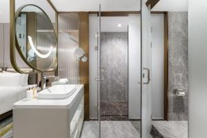 长沙长沙马栏山假日酒店的一间带水槽和镜子的浴室