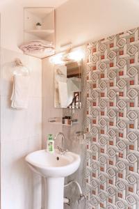巴克塔普尔Sweet Inn的白色的浴室设有水槽和镜子