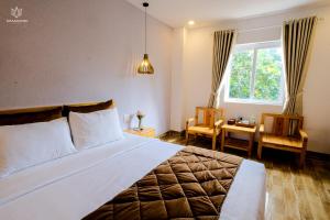 富国BB Hotel&Resort的一间卧室设有一张大床和一个窗户。