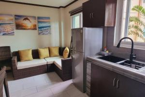 长滩岛Balay sa bukid (1bedroom)的厨房配有沙发和水槽