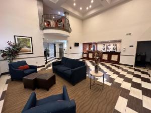 布拉夫顿Comfort Suites Bluffton-Hilton Head Island的大堂配有沙发、椅子和桌子