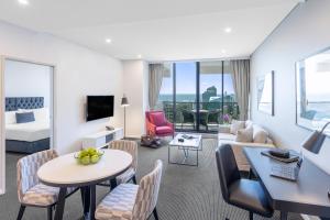 悉尼Meriton Suites Kent Street, Sydney的酒店套房 - 带客厅和卧室