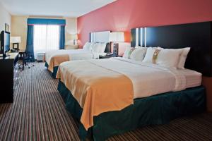 泰特斯维尔Holiday Inn Titusville/Kennedy Space Center, an IHG Hotel的酒店客房配有两张床和一张书桌