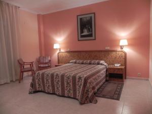 埃尔蒂恩夫洛托洛斯迪谷逸三都酒店的酒店客房带一张床、一张桌子和椅子