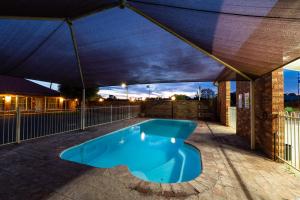 帕克斯Parkes International的蓝色的游泳池,在蓝色的伞下