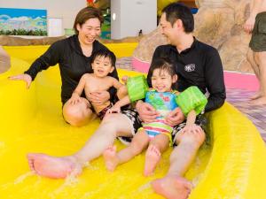 Jozankei定山溪景酒店 的坐在水上公园充气泳池的家庭