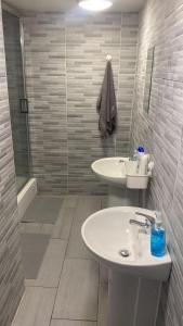 利物浦Brownlows Inn Guest House formerly The King Harry Accommodation的白色的浴室设有水槽和淋浴。