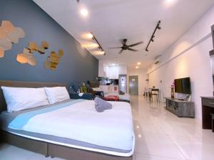 吉隆坡Mercu Summer Suites Bernice KLCC的一间卧室设有一张床和一间客厅。