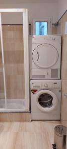 大加那利岛拉斯帕尔马斯Apartamentos Hotel Parque的门房里的洗衣机和烘干机