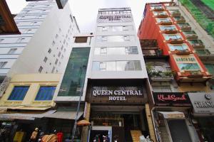 胡志明市Queen Central Hotel - Ben Thanh Market的建筑前方高大的白色建筑