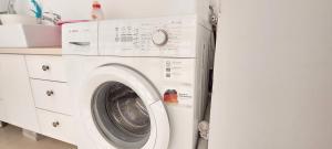 阿什杜德Sitrin apartment Leonardo Hotel Area Ashdod的厨房里配有白色的洗衣机和烘干机