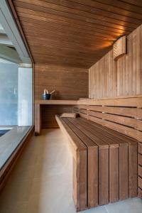 维罗纳Relais Villa dei Gelsi & Spa的一间设有木凳的桑拿浴室