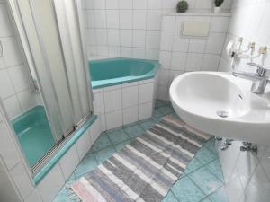 MoosbürgSUNNYHOME Monteurwohnungen und Apartments in Weiden的浴室配有盥洗盆和浴缸。