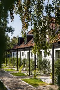 奇维克Ekenäs Gård på Österlen的白色房子,有棕色的屋顶