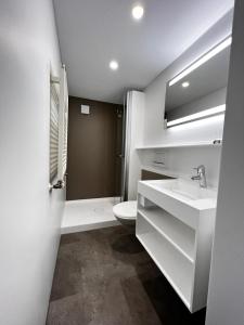 阿罗萨Hotel Arlenwald的白色的浴室设有卫生间和水槽。