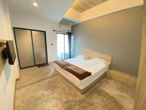 Ban Khlong HaNewman hotel的卧室配有白色的床