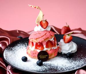 曼谷曼谷大使酒店的粉红色甜点,包括草莓、奶油和浆果