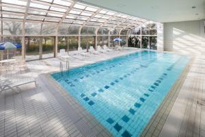 成田MYSTAYS 成田精品酒店的一座带玻璃天花板的大型游泳池