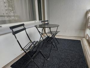奥卢Yksiö keskustan lähettyviltä的窗前的小桌子和椅子