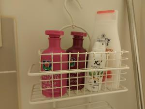 奥卢Yksiö keskustan lähettyviltä的冰箱,装有两瓶酱和牛奶