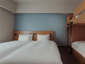 东京MIMARU Tokyo IKEBUKURO的一间卧室配有一张大床和两个枕头