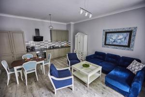 霍茹夫Niebieski Apartament DE LUX dla 4 osób Chorzów Katowice的客厅配有蓝色的沙发和桌子
